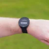Golfer with G6 on wrist and scorecard on screen