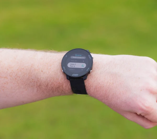 Golfer with G6 on wrist and scorecard on screen